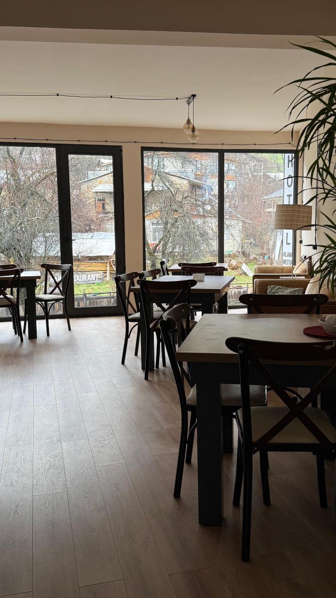 Hotel Ailama Местия Екстериор снимка
